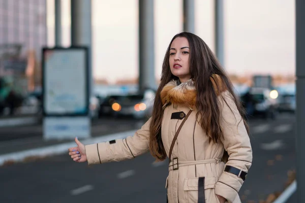 Glada vackra traveler lifta på city road — Stockfoto