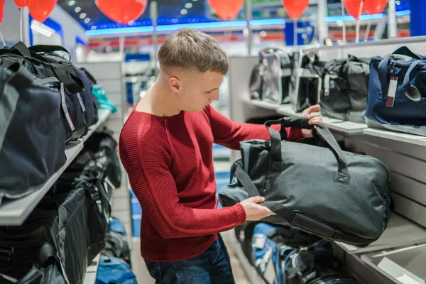 Hombre hipster compra mochila con estilo en la tienda de supermercados — Foto de Stock