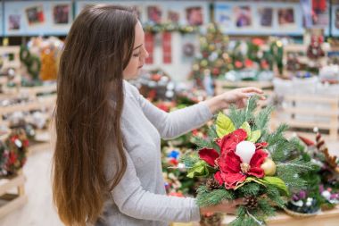 Müşteri kadın seçerek Noel süsleri