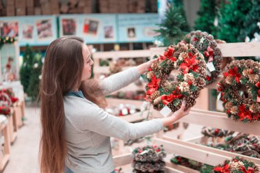 Müşteri kadın seçerek Noel süsleri