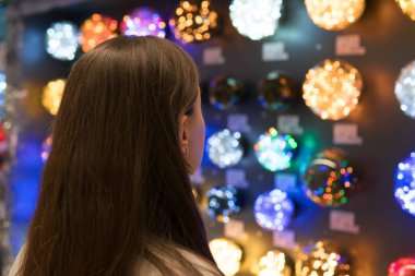 Yılbaşı ağacı süsleri - çelenk seçme müşteri kız