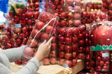 Kırmızı Noel ağacı süsleme topları alarak eller