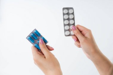 Tıp farklı hap ve kapsül arasında seçim holding eller