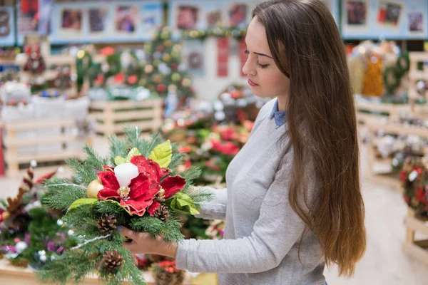 Mulher cliente escolher decorações de Natal — Fotografia de Stock