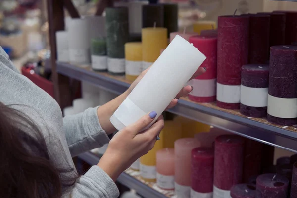 Manos de mujer elegir velas decorativas festivas para Navidad o Año Nuevo — Foto de Stock