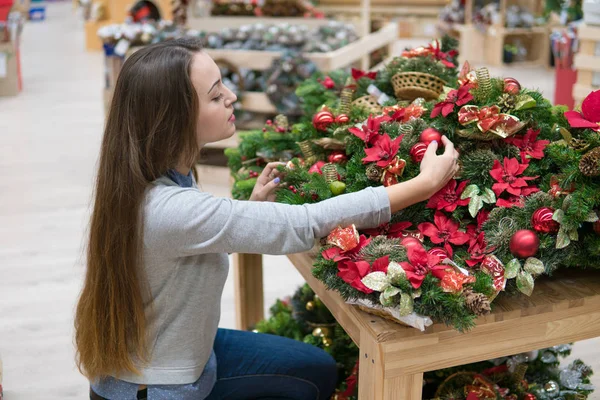 Mulher cliente escolher decorações de Natal — Fotografia de Stock