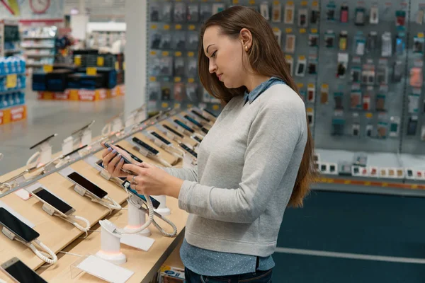 Klient wybierając smartfona w sklep z telefonami komórkowymi — Zdjęcie stockowe