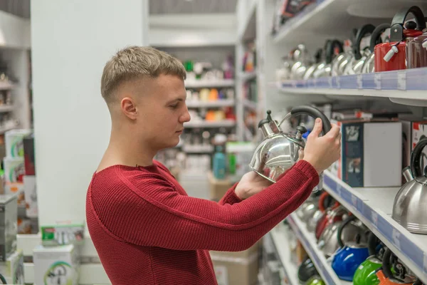 Cliente elige un hervidor de agua en el centro comercial de supermercados, decisión difícil . — Foto de Stock