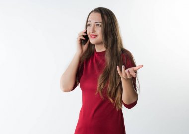 Güzel kadın bir cep telefonu kullanarak. yüzünde sürpriz