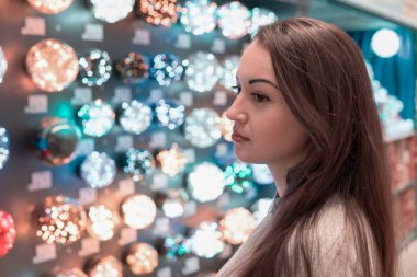 Yılbaşı ağacı süsleri - çelenk seçme müşteri kız