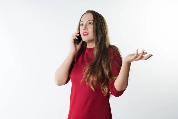 Mulher bonita usando um telefone celular. surpresa em seu rosto — Fotografia de Stock