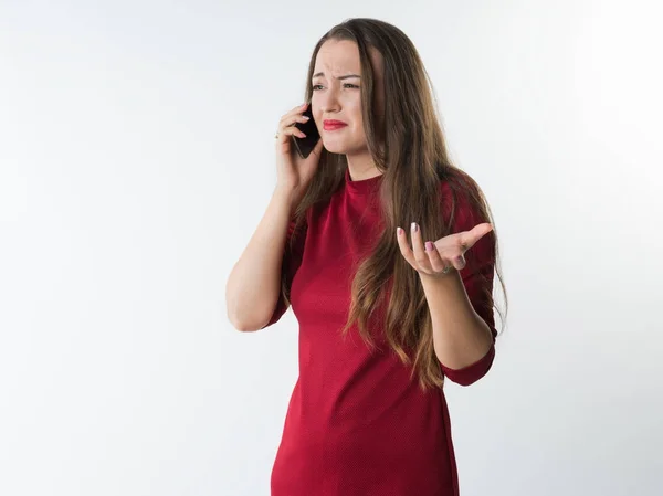 Mulher bonita usando um telefone celular. surpresa em seu rosto — Fotografia de Stock