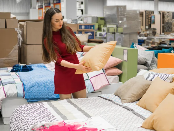 Mulher escolhe roupa de cama e cama no shopping do supermercado — Fotografia de Stock