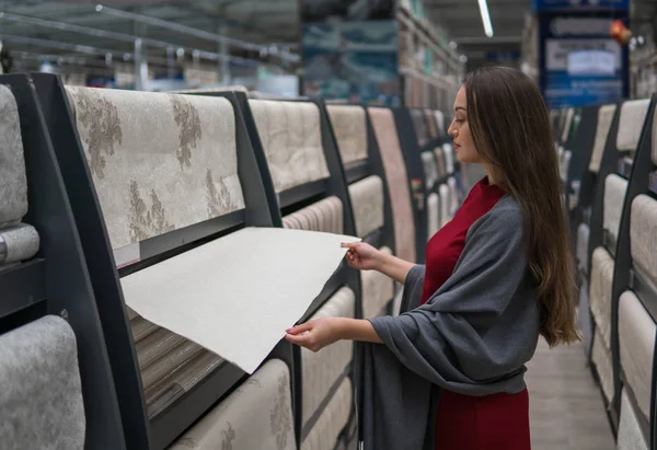 Inteligente cliente comprar papel de parede no supermercado do carro — Fotografia de Stock