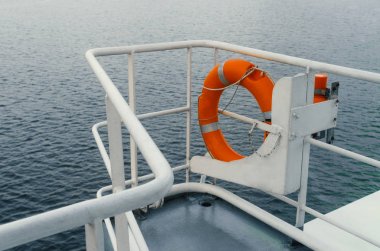 Önden Görünüm okyanus tekne veya gemi yelken sakin deniz yoluyla. Özgürlük kavramı