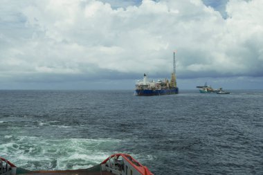 Ahts gemi tanker statik çekici kaldırma yapıyor. Okyanus römorkör iş