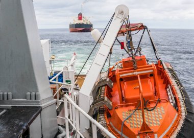 Ahts gemi tanker statik çekici kaldırma yapıyor. Okyanus römorkör iş