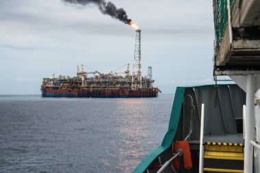 Petrol platformunun yakınındaki FPSO tanker gemisi. Offshore petrol ve gaz endüstrisi
