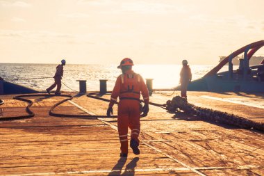 Ahts gemi tanker statik çekici kaldırma yapıyor. Okyanus römorkör iş