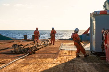 Ahts gemi tanker statik çekici kaldırma yapıyor. Okyanus römorkör iş