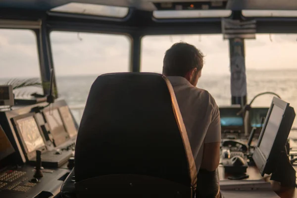 Deck navigation officer on the navigation bridge. He looks at radar screen — Stock Photo, Image