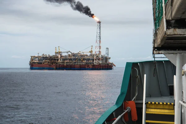 Buque cisterna FPSO cerca de plataforma Oil Rig. Industria del petróleo y el gas en alta mar —  Fotos de Stock