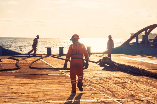 Dostawa statku robi statyczne ciągnięcia, podnoszenia tankowiec. Ocean holownik praca — Zdjęcie stockowe