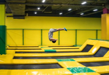 trambolin jumper akrobatik egzersizleri trambolin üzerinde gerçekleştirir.