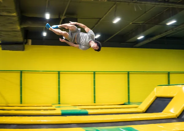 Cavalier de trampoline effectue des exercices acrobatiques sur le trampoline — Photo