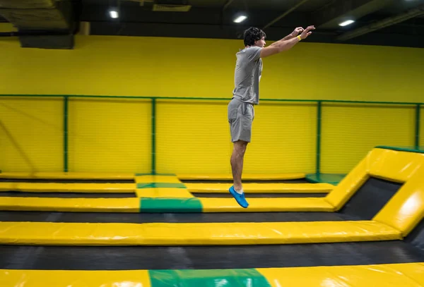 Trampoline jumper voert acrobatische oefeningen op de trampoline — Stockfoto