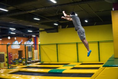 trambolin jumper akrobatik egzersizleri trambolin üzerinde gerçekleştirir.