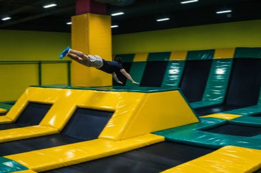 trambolin jumper akrobatik egzersizleri trambolin üzerinde gerçekleştirir.