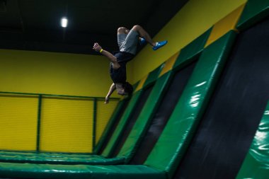 trambolin jumper akrobatik egzersizleri trambolin üzerinde gerçekleştirir.