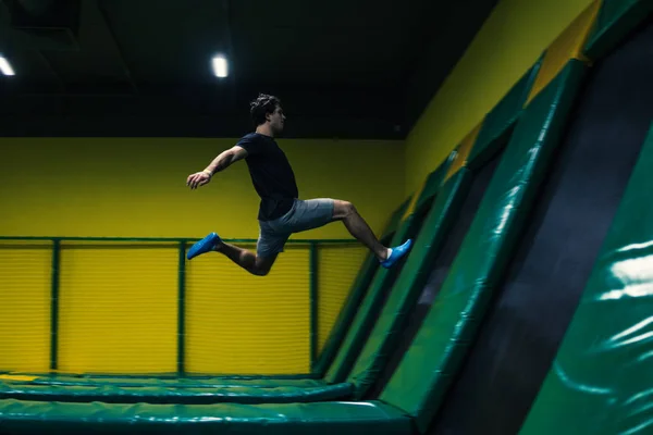 Батутний джемпер виконує акробатичні вправи на батуті — стокове фото