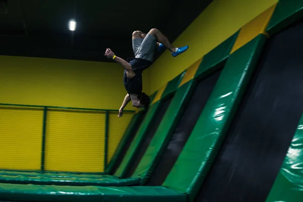 Cavalier de trampoline effectue des exercices acrobatiques sur le trampoline — Photo