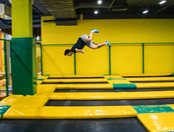 Trampolim jumper realiza exercícios acrobáticos no trampolim — Fotografia de Stock