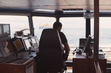 Güverte navigasyon subayı gezinti köprüde. Radar ekranında görünüyor