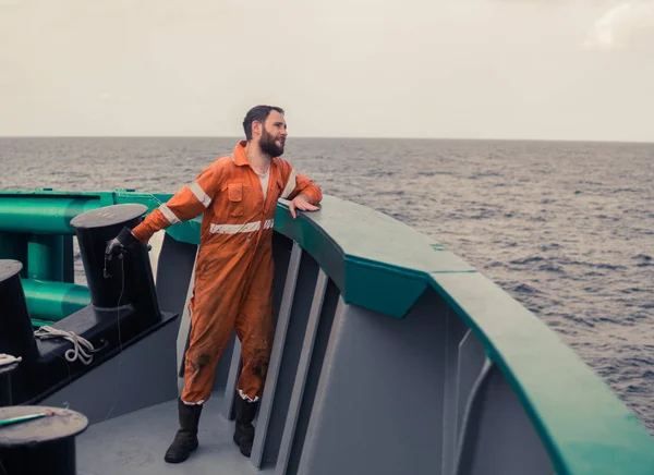 O pescador joga um gancho em um navio para a captura de atum. Pesca no mar . — Fotografia de Stock