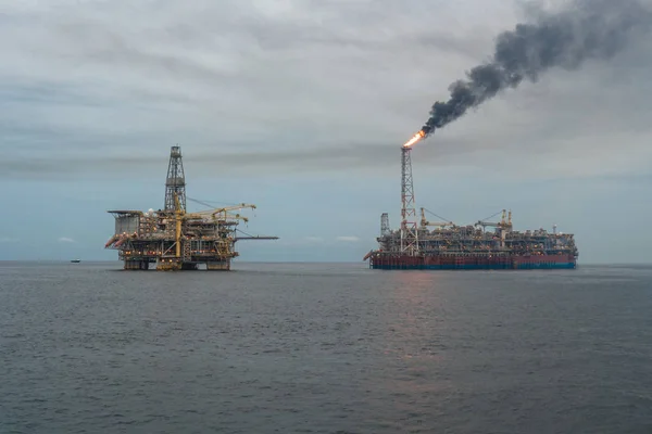 Buque cisterna FPSO cerca de plataforma Oil Rig. Industria del petróleo y el gas en alta mar —  Fotos de Stock