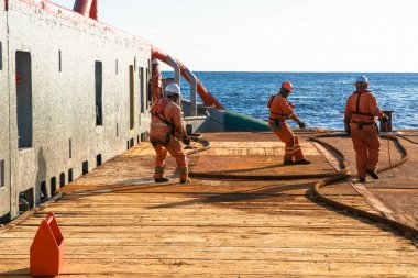 Ahts gemi tanker statik çekici kaldırma yapıyor. Okyanus römorkör iş