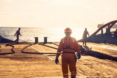 Ahts gemi tanker statik çekici kaldırma yapıyor. Okyanus römorkör iş