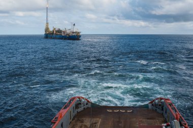 Ahts gemi tanker statik çekici kaldırma yapıyor. Okyanus römorkör iş