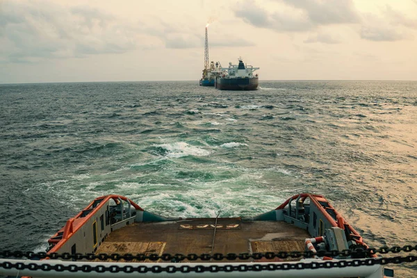 AHTS vessel doing static tow tanker lifting. Ocean tug job — Stock Photo, Image