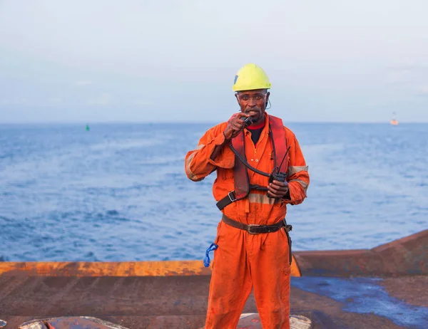 Denizci Ab veya offshore gemi veya gemi güverte Lostromo KKE giyiyor — Stok fotoğraf