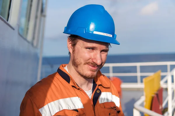 Oficial do convés de fuzileiros navais ou companheiro de chefe no convés do navio — Fotografia de Stock