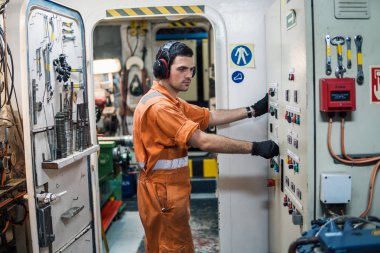 Deniz çarkçi gemi motorları motoru kontrol odasında Ecr denetleme