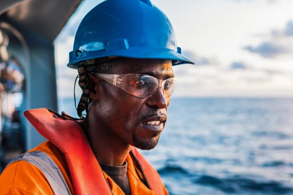 Marinheiro AB ou Bosun no convés do navio ou navio, com EPI — Fotografia de Stock