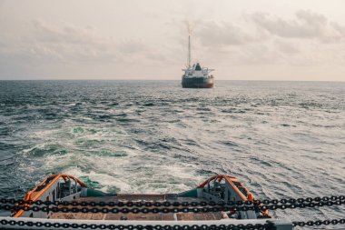 Ahts gemi tanker statik çekici kaldırma yapıyor. Okyanus römorkör iş