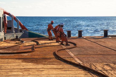 Ahts gemi tanker statik çekici kaldırma yapıyor. Okyanus römorkör iş