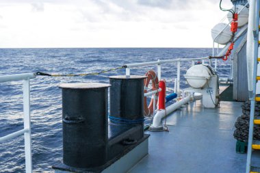 Gemi veya gemi okyanus manzarası. Güvertede Lsa cankurtaran Araçlar olduğunu